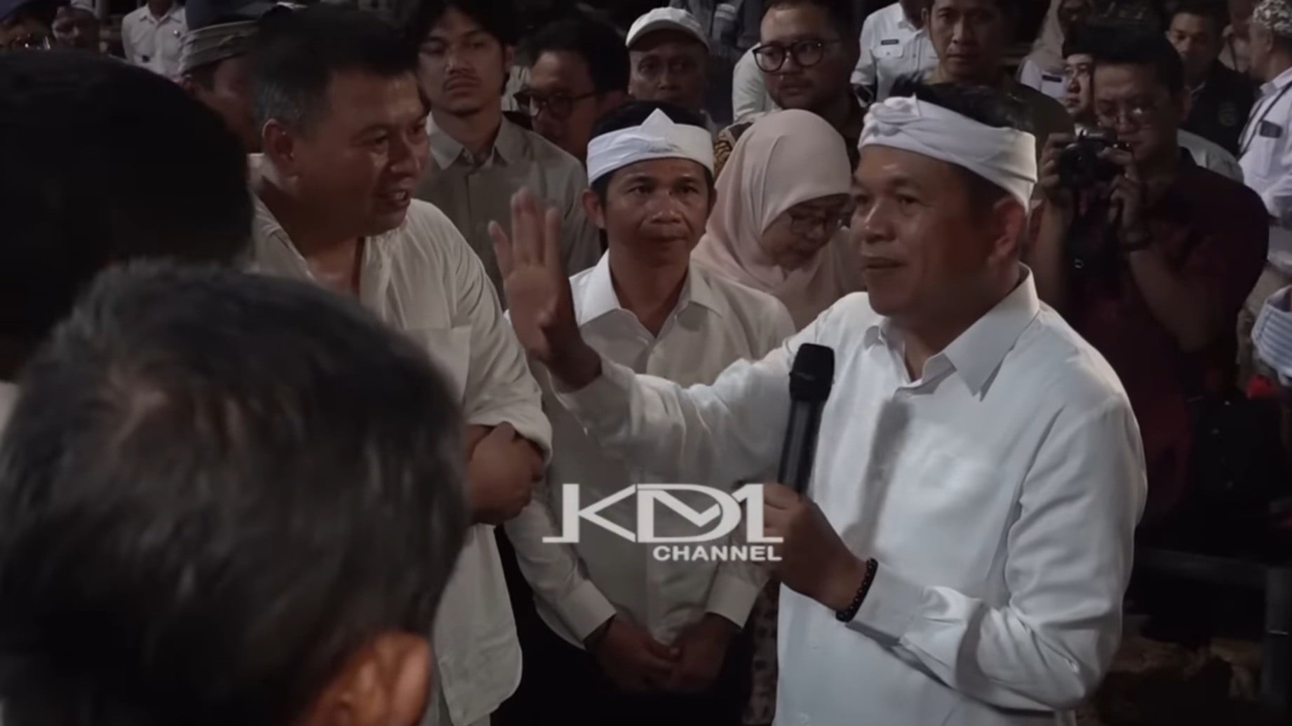 Dedi Mulyadi di pabrik genteng