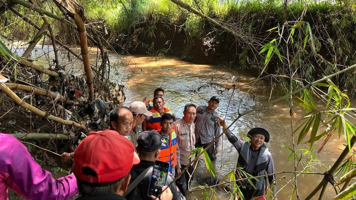Proses tim SAR gabungan evakuasi jasad Agus Sutisna (52), satpam SMAN 1 Banjaran yang hanyut terseret arus deras Sungai Cibanjaran