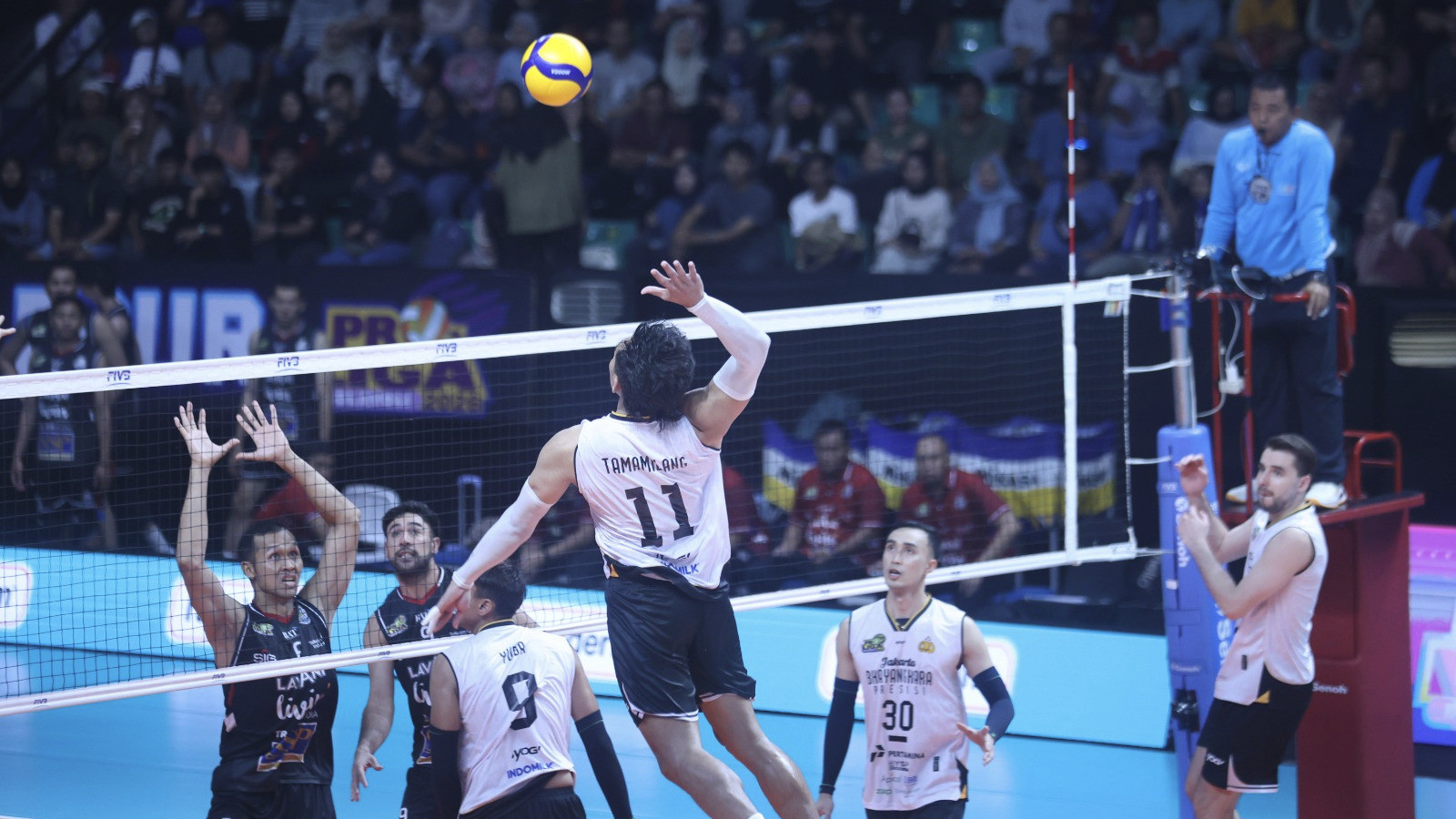 Jakarta Bhayangkara Presisi (putih) melawan LavAni di final four Proliga 2026.