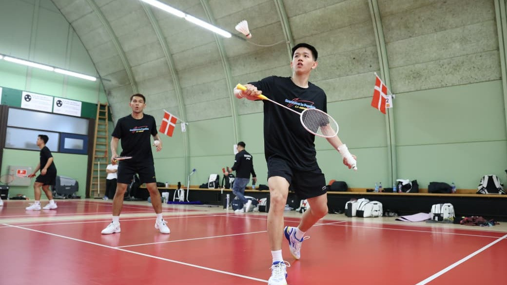 Skuad Indonesia untuk Piala Thomas dan Uber menunjukkan keseriusan tinggi dalam menyusun strategi persiapan sejak hari pertama tiba di Horsens, Denmark, Sabtu 18 April 2026. 