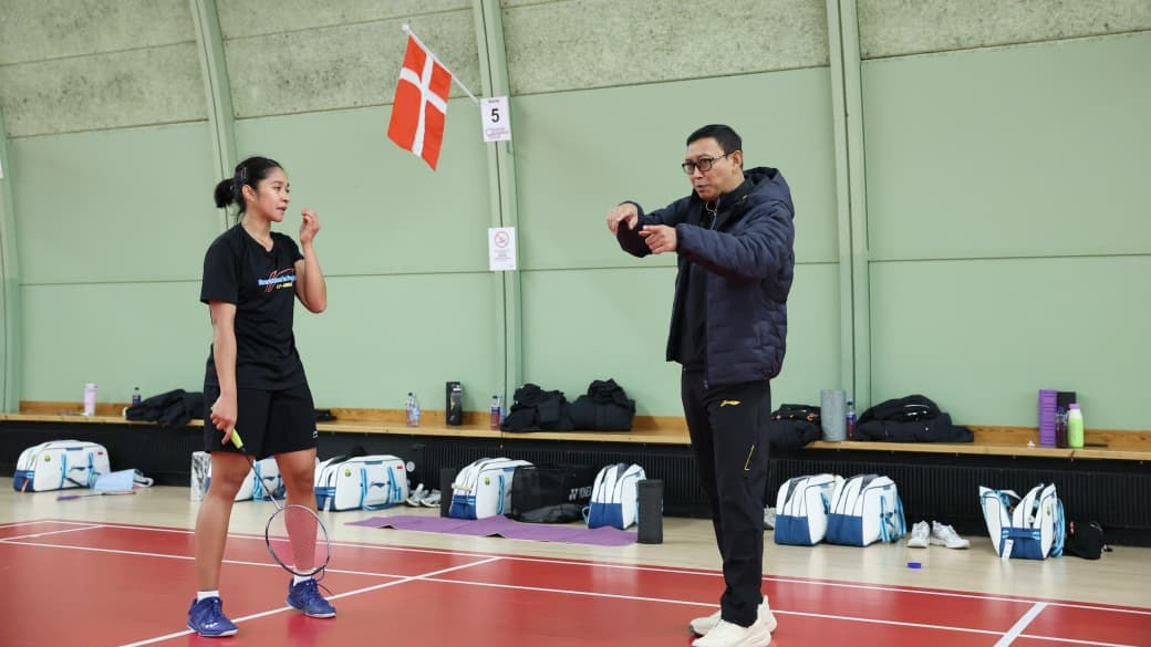 Skuad Indonesia untuk Piala Thomas dan Uber menunjukkan keseriusan tinggi dalam menyusun strategi persiapan sejak hari pertama tiba di Horsens, Denmark, Sabtu 18 April 2026. 