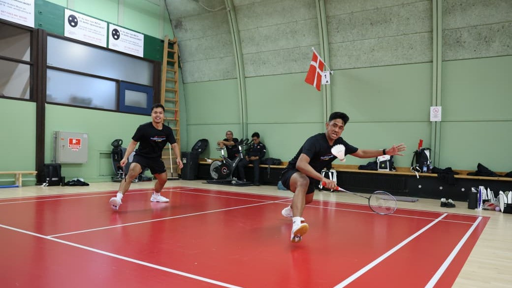 Skuad Indonesia untuk Piala Thomas dan Uber menunjukkan keseriusan tinggi dalam menyusun strategi persiapan sejak hari pertama tiba di Horsens, Denmark, Sabtu 18 April 2026. 