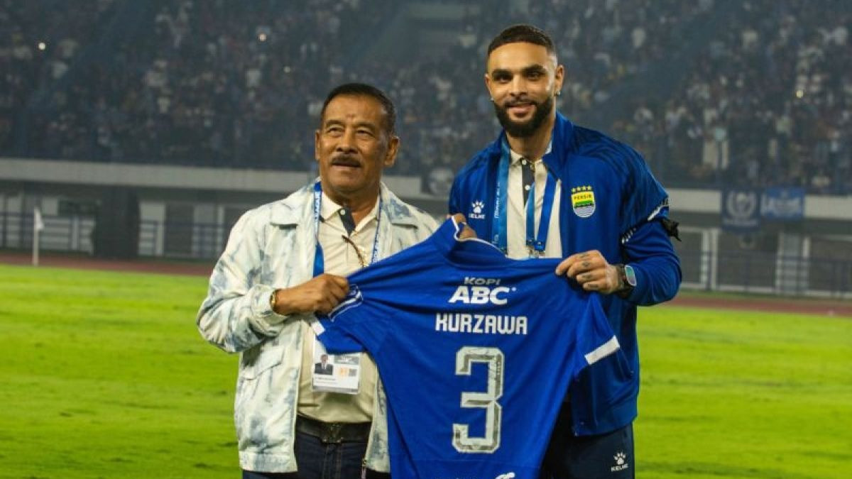 Manajer Persib Bandung Umuh Muchtar (kiri) bersama Layvin Kurzawa (kanan)