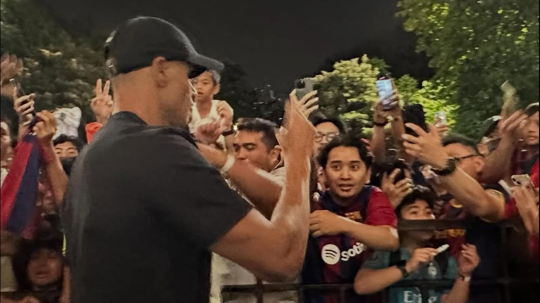 Legenda Brasil Rivaldo saat layani permintaan foto fans usai Clash of Legends