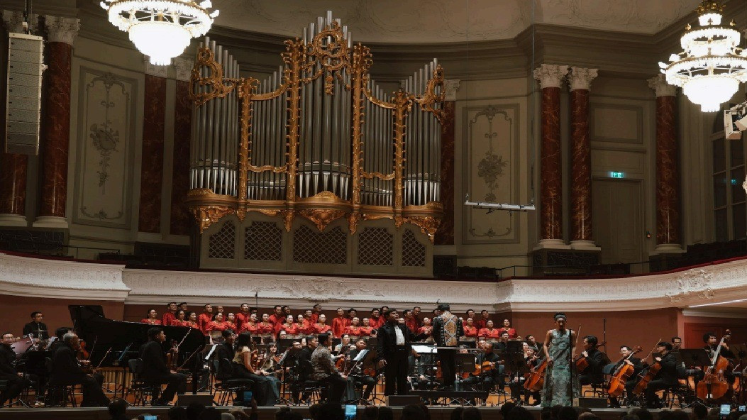 Menyusul kesuksesan besar di CSO ADA Ankara dan panggung legendaris Het Concertgebouw Amsterdam, konduktor Avip Priatna Bersama Jakarta Concert Orchestra (JCO) dan Batavia Madrigal Singers (BMS) kembali menorehkan sejarah baru.