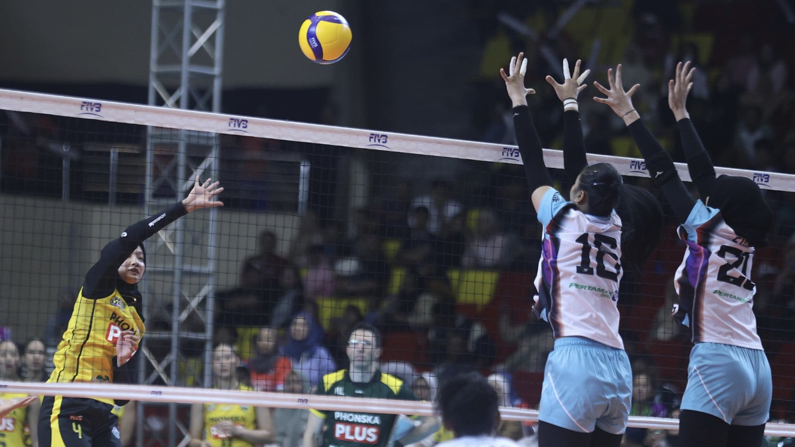 Pemain Gresik Phonska (kuning) melawan Jakarta Pertamina Enduro di final four Proliga 2026.