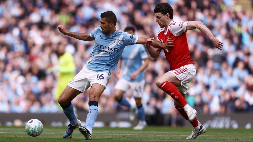 Gelandang Manchester City Rodri berduel dengan Declan Rice di laga kontra Arsenal