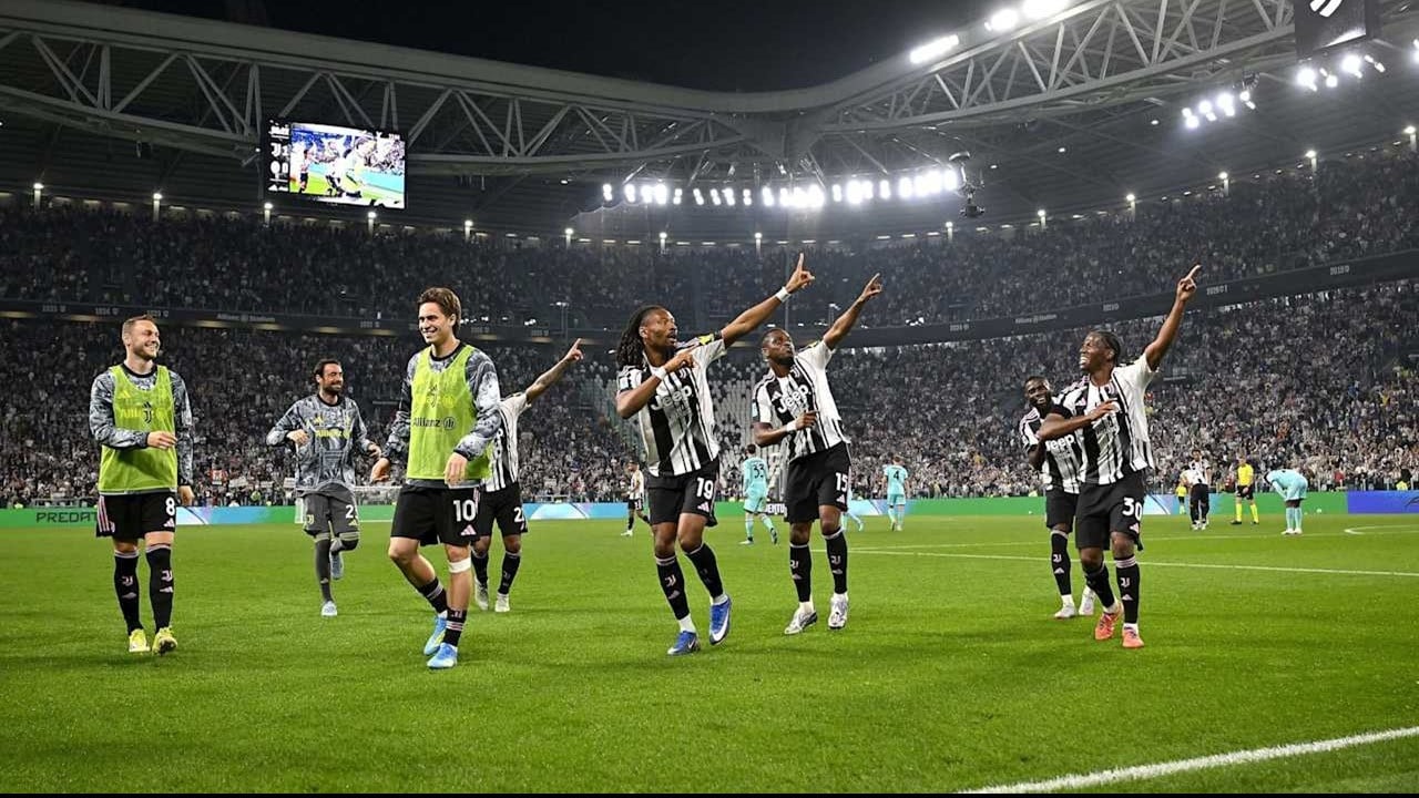 Para pemain Juventus merayakan gol Khephren Thuram