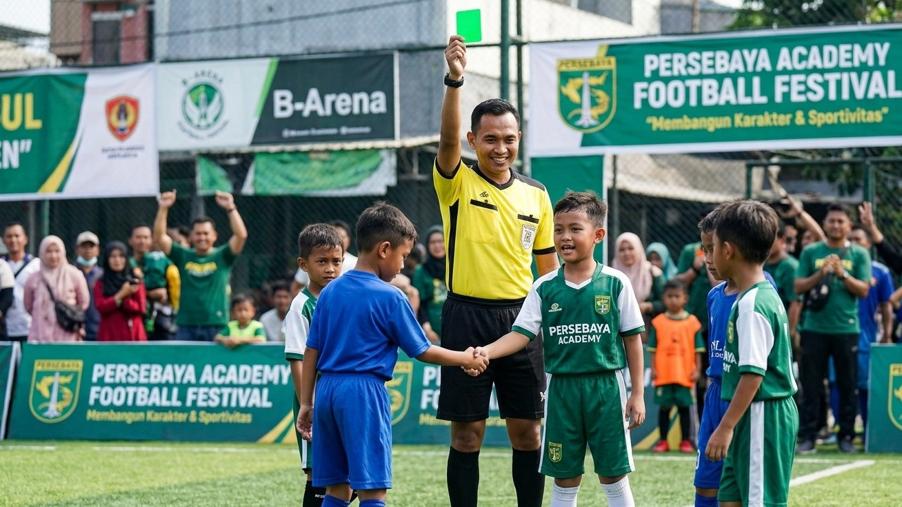 Ilustrasi - Wasit Persebaya Academy Football Festival mengeluarkan kartu hijau karena tindakan sportif peserta