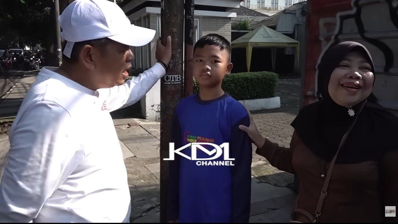 Dedi Mulyadi dihampiri ibu dan anaknya yang terkena kanker