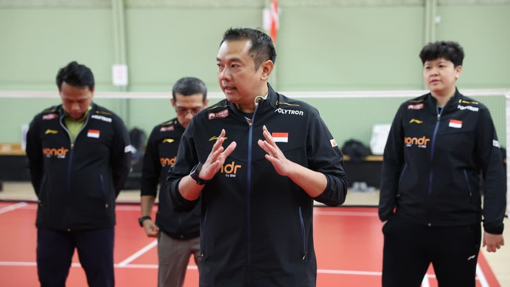 Kabid Binpres PBSI, Eng Hian, memberikan arahan ke pemain jelang tampil di Piala Thomas dan Uber 2026