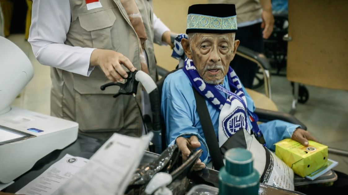 Berita Foto: Potret Calon Jemaah Haji Jalani Pemeriksaan di Asrama Haji Pondok Gede