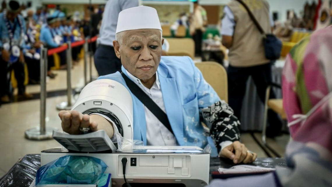 Berita Foto: Potret Calon Jemaah Haji Jalani Pemeriksaan di Asrama Haji Pondok Gede