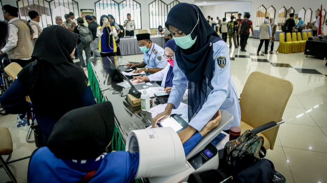 Berita Foto: Potret Calon Jemaah Haji Jalani Pemeriksaan di Asrama Haji Pondok Gede