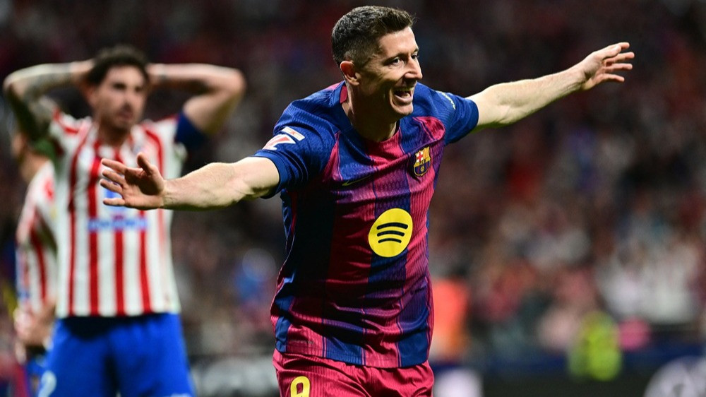 Striker Barcelona Robert Lewandowski