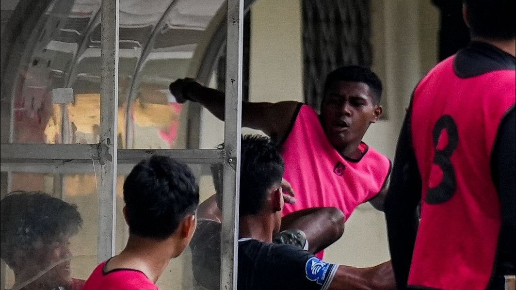 Tendangan kungfu Fadly Alberto ke pemain lawan