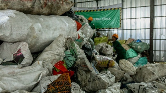 Mengintip Pusat Daur Ulang Plastik di Collection Center Ciracas