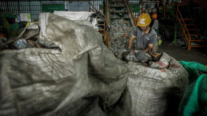 Mengintip Pusat Daur Ulang Plastik di Collection Center Ciracas