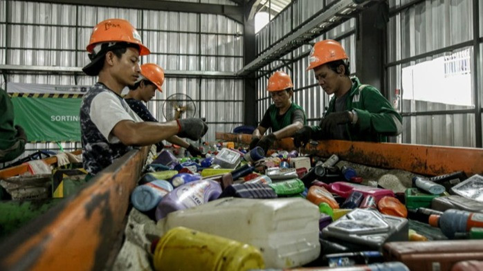 Mengintip Pusat Daur Ulang Plastik di Collection Center Ciracas