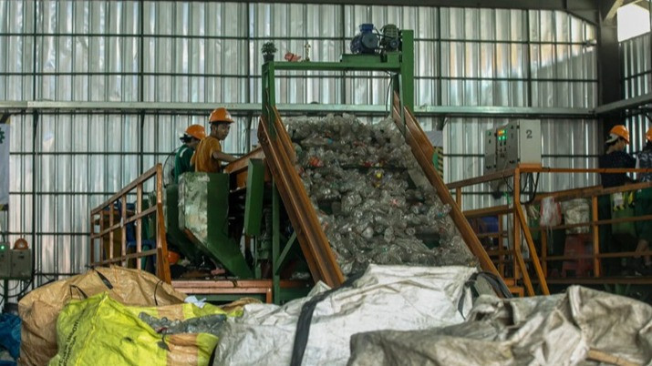 Mengintip Pusat Daur Ulang Plastik di Collection Center Ciracas