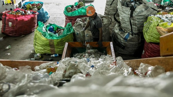 Mengintip Pusat Daur Ulang Plastik di Collection Center Ciracas