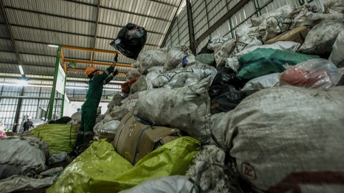 Mengintip Pusat Daur Ulang Plastik di Collection Center Ciracas