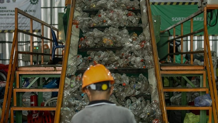 Mengintip Pusat Daur Ulang Plastik di Collection Center Ciracas