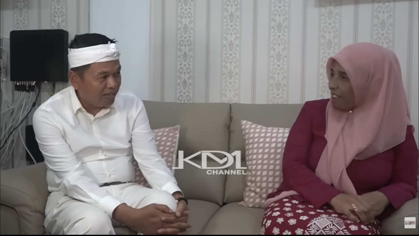 Bu Guru Atun SMAN 1 Purwakarta saat berbincang dengan Dedi Mulyadi