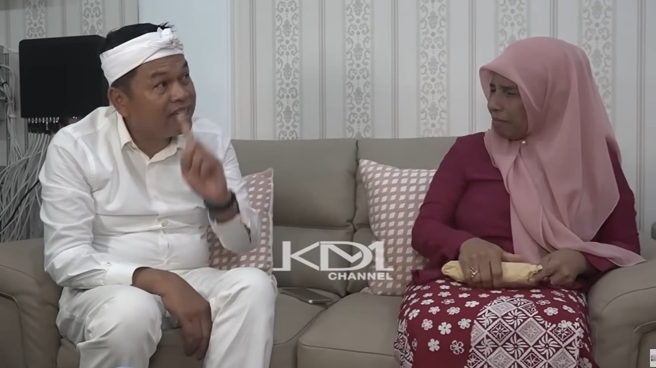 Bu Guru Atun SMAN 1 Purwakarta Tak Hanya Maafkan Murid, Uang Rp25 Juta dari Dedi Mulyadi Justru Disumbangkan
            - galeri foto