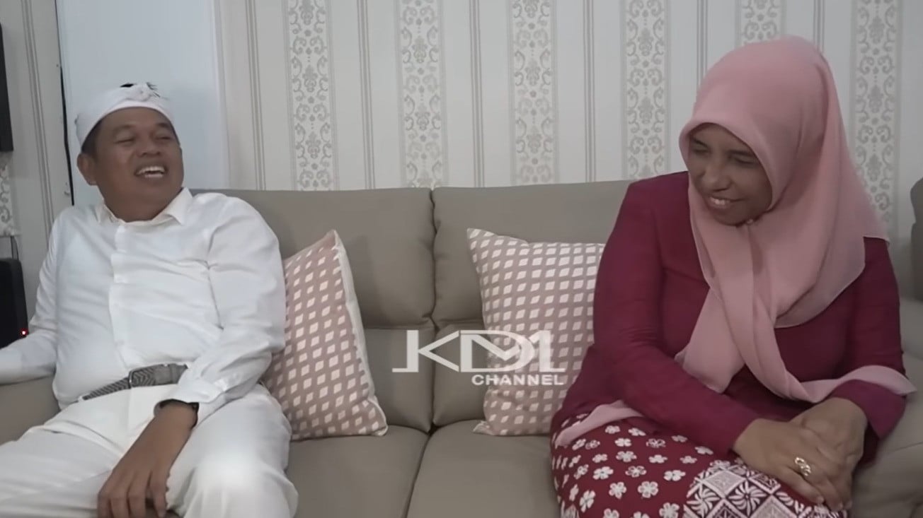 Gubernur Jabar, Dedi Mulyadi (KDM) berbincang dengan guru SMAN 1 Purwakarta, Syamsiah alias Bu Atun