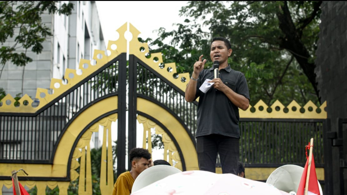 Front Persatuan Rakyat Indonesia menggelar aksi unjuk rasa di depan Polda Metro Jaya, Jakarta Pusat, Kamis (23/4/2026).