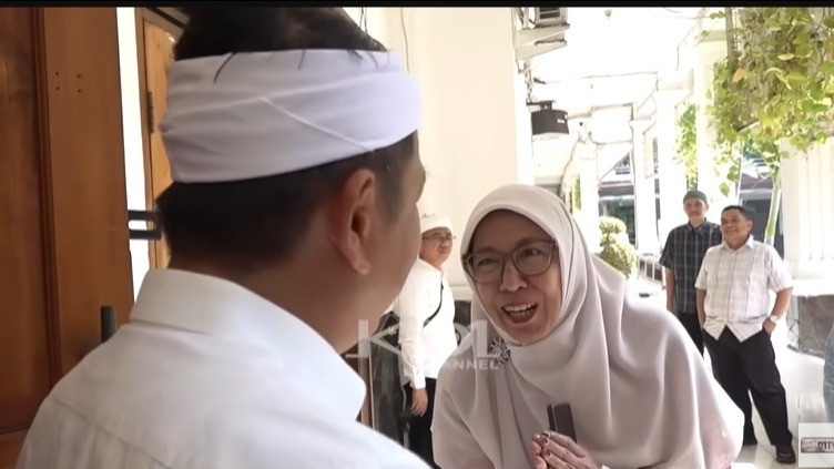 Kunjungan KDM ke SMAN 1 Purwakarta, Ungkap Masa SMA dan Bertemu Kembali Guru Lamanya
            - galeri foto