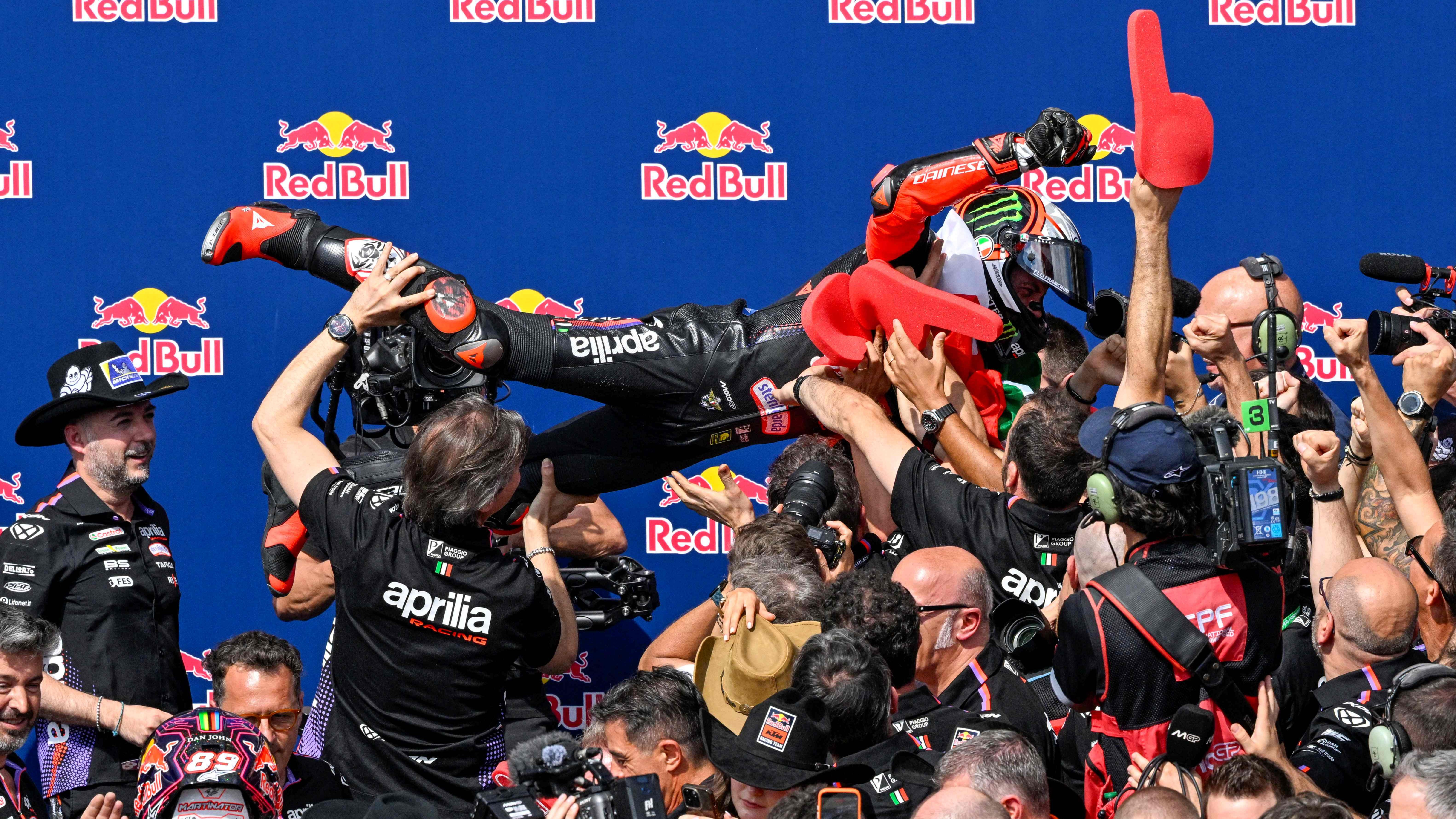 Selebrasi Marco Bezzecchi bersama Tim Aprilia di MotoGP Amerika Serikat 2026