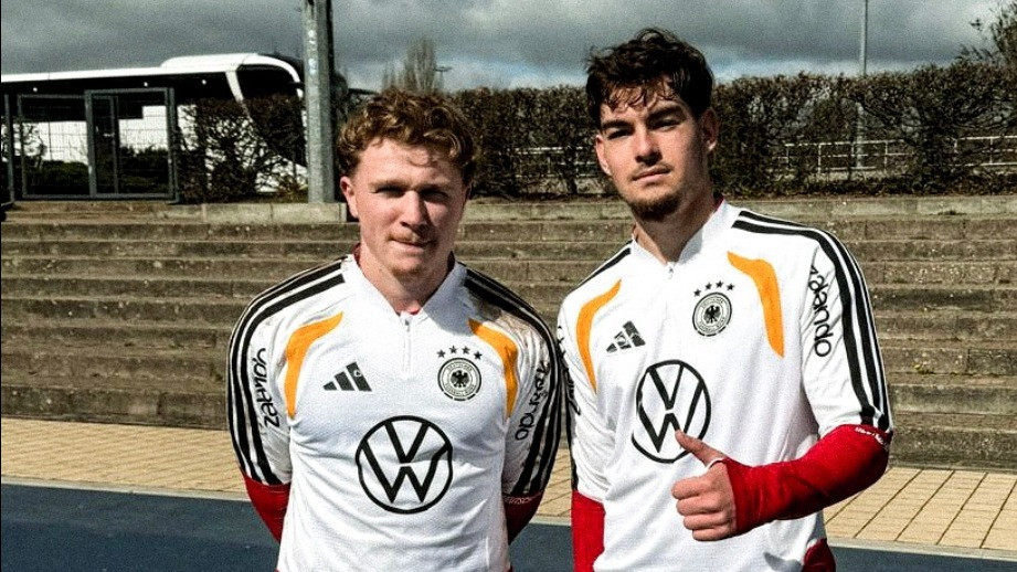 Tiba-tiba Pasang Bendera Merah-putih, Bek Muda Jerman Ini Akhirnya Bersedia Bela Timnas Indonesia?
            - galeri foto