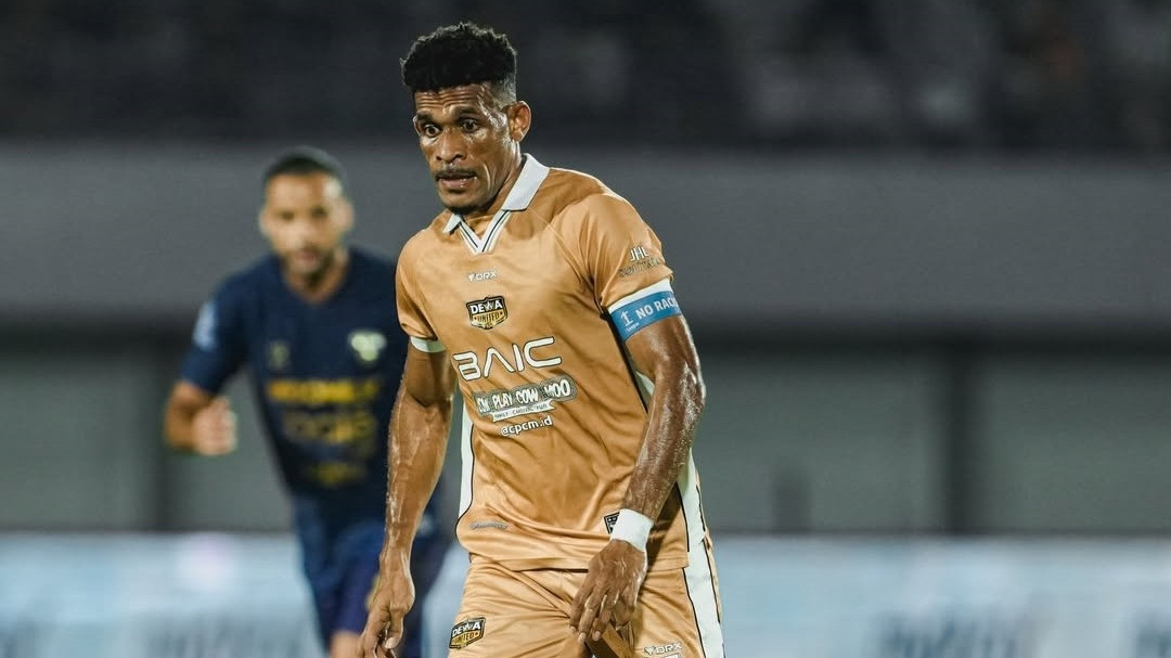 Ricky Kambuaya berseragam Dewa United
