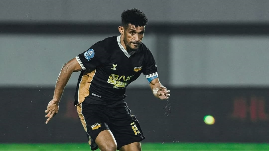 Ricky Kambuaya berseragam Dewa United