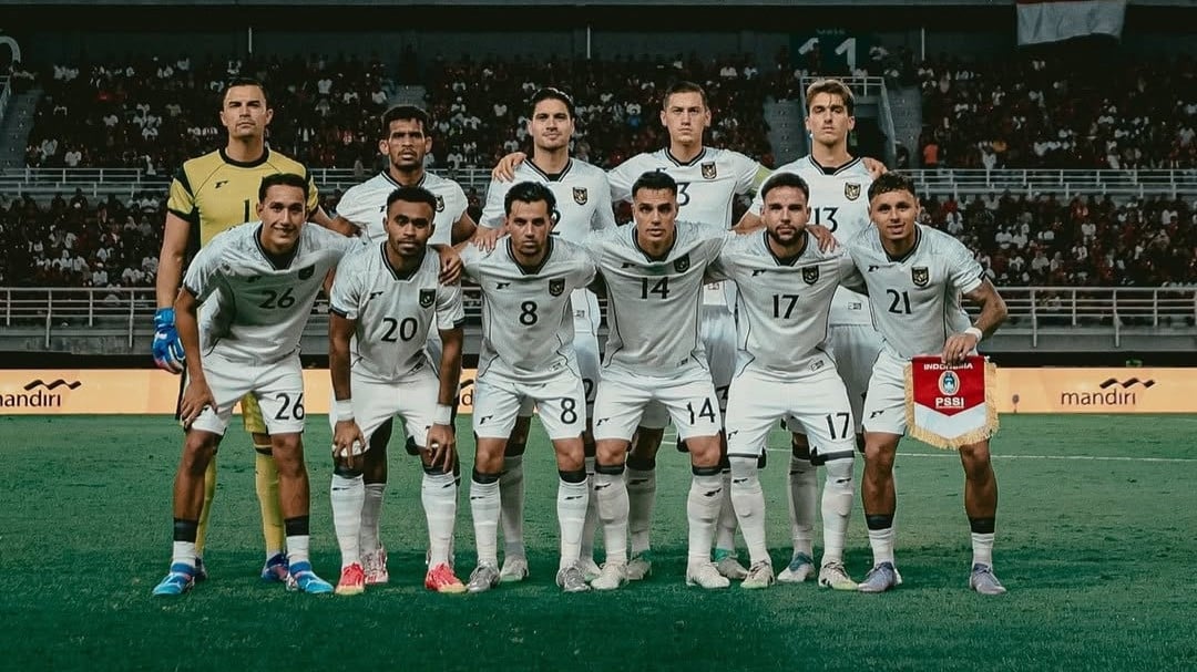 Ricky Kambuaya (dua dari kiri atas) bersama Timnas Indonesia