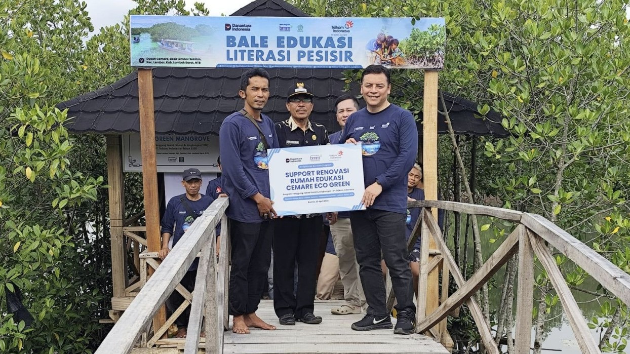 GM Witel Nusa Tenggara Muhammad Kafin Latif berikan program renovasi Rumah Edukasi Cemare Eco Green di Pantai Pandanan, Desa Malaka, Lombok Utara, NTB, Kamis (23/4).