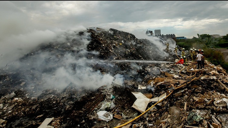 Kebakaran Landa Tempat Pembuangan Sampah Ilegal di Kelapa Gading