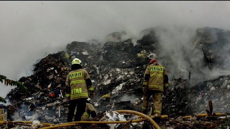Kebakaran Landa Tempat Pembuangan Sampah Ilegal di Kelapa Gading