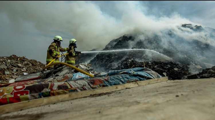Kebakaran Landa Tempat Pembuangan Sampah Ilegal di Kelapa Gading
            - galeri foto