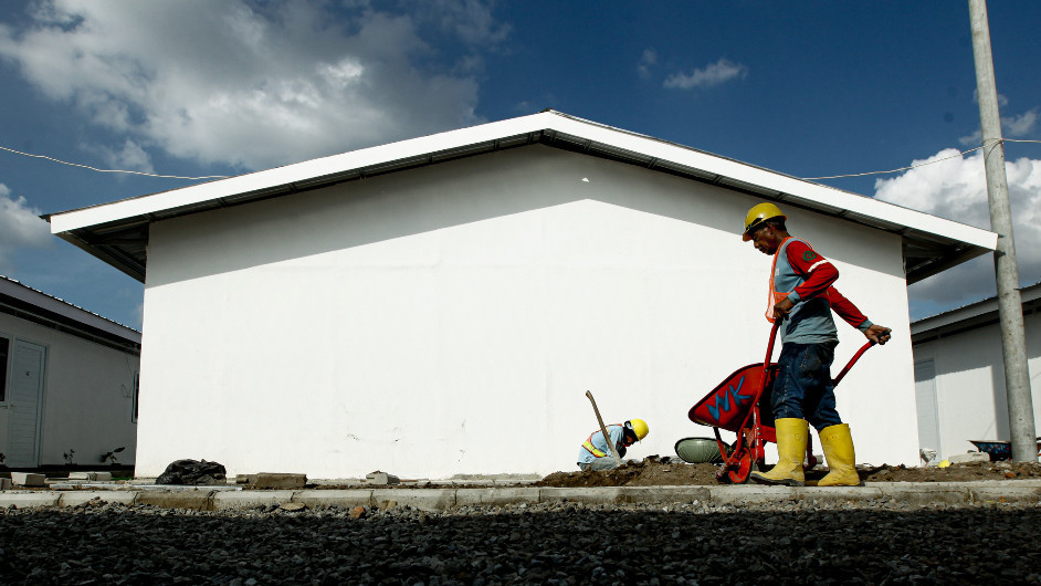 Pembangunan hunian bagi warga bantaran rel di kawasan Pasar Senen terus berjalan, capai ratusan unit, di jalan kramat raya, Jakarta Pusat, Jumat (24/4/2026).