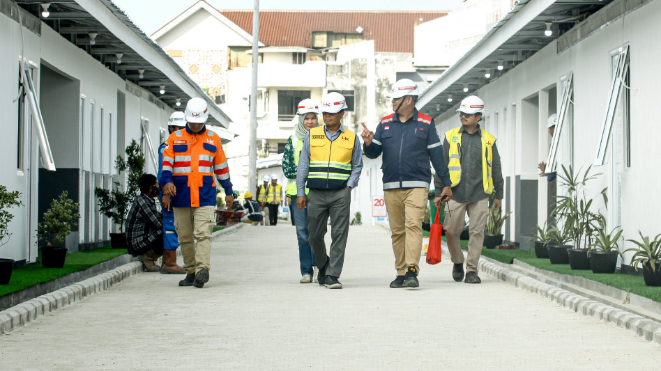 Pembangunan hunian bagi warga bantaran rel di kawasan Pasar Senen terus berjalan, capai ratusan unit, di Jalan Kramat Raya, Jakarta Pusat, Jumat (24/4/2026).