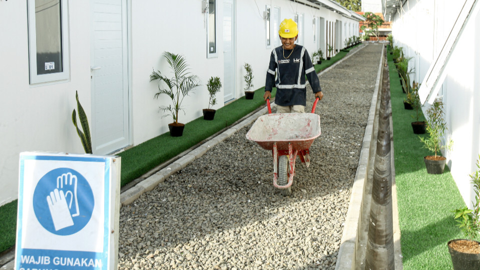 Pembangunan hunian bagi warga bantaran rel di kawasan Pasar Senen terus berjalan, capai ratusan unit, di Jalan Kramat Raya, Jakarta Pusat, Jumat (24/4/2026).