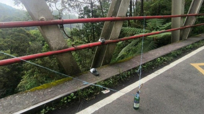 Barang bukti berupa sepasang sandal diduga milik korban bunuh diri Jembatan Cangar