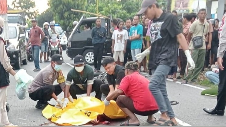Tragis! Pengendara Motor Tewas dan Luka Setelah Terlindas Truk di Jalan Raya Nganjuk - Surabaya