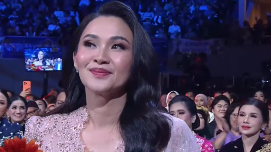 Gubernur Malut, Sherly Tjoanda Laos saat menjadi juri puncak pemilihan Puteri Indonesia 2026