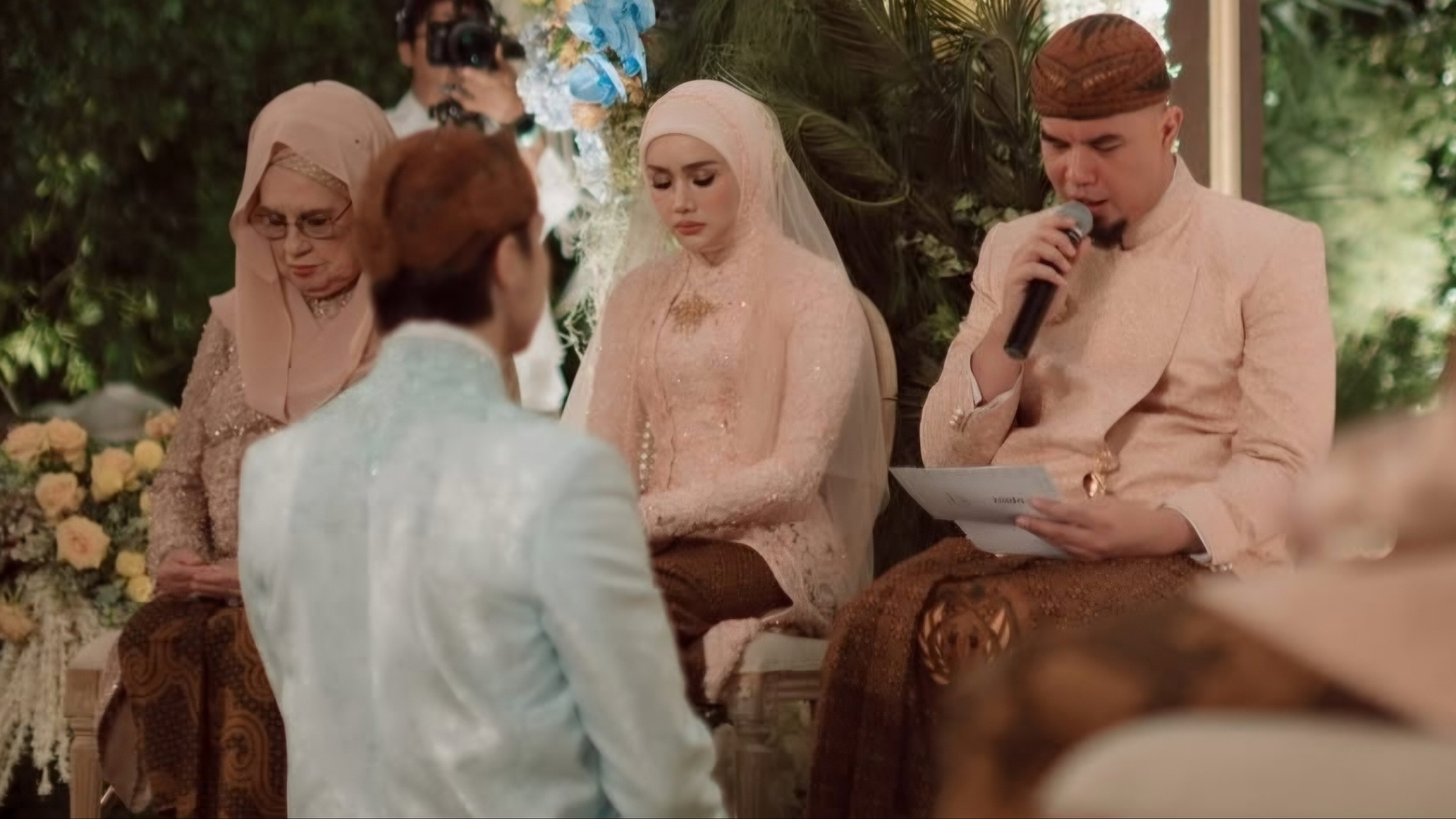 Ahmad Dhani Diduga Lempar Sindiran ke Maia Estianty Jelang Pernikahan El Rumi, Begini Klarifikasinya
            - galeri foto