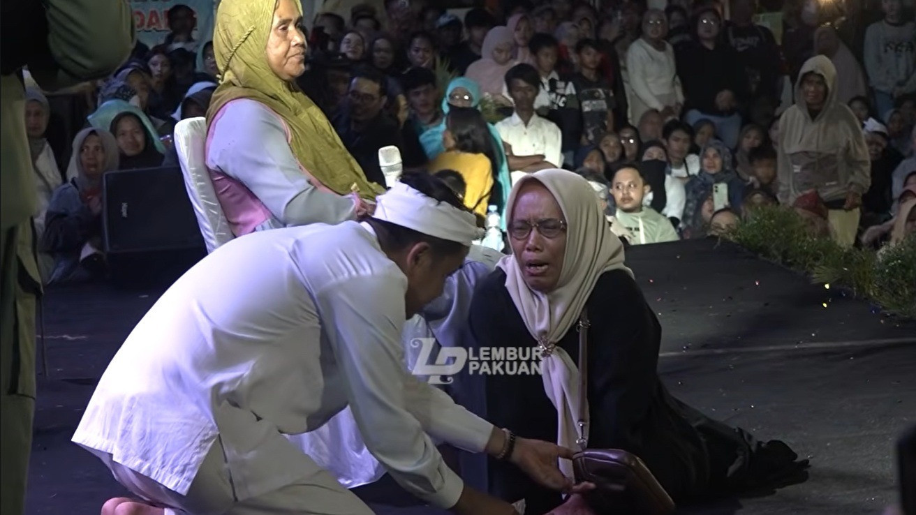 Seorang Ibu Curhat ke Gubernur Dedi Mulyadi Gegara Sakit Saraf Kejepit, Berujung Diberi Uang dan Terharu sampai Sujud
            - galeri foto