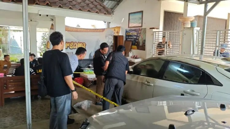 Polres Banjarnegara olah TKP usai rumah Kades Hoho Alkaf dilempar bom molotov menyebabkan satu unit mobil Civic Turbo terbakar dan rusak